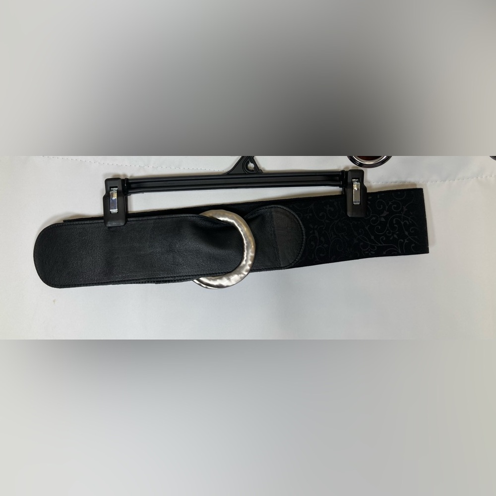 J.Jill black elastic belt with a large silver-tone O-ring buckle & leather trim